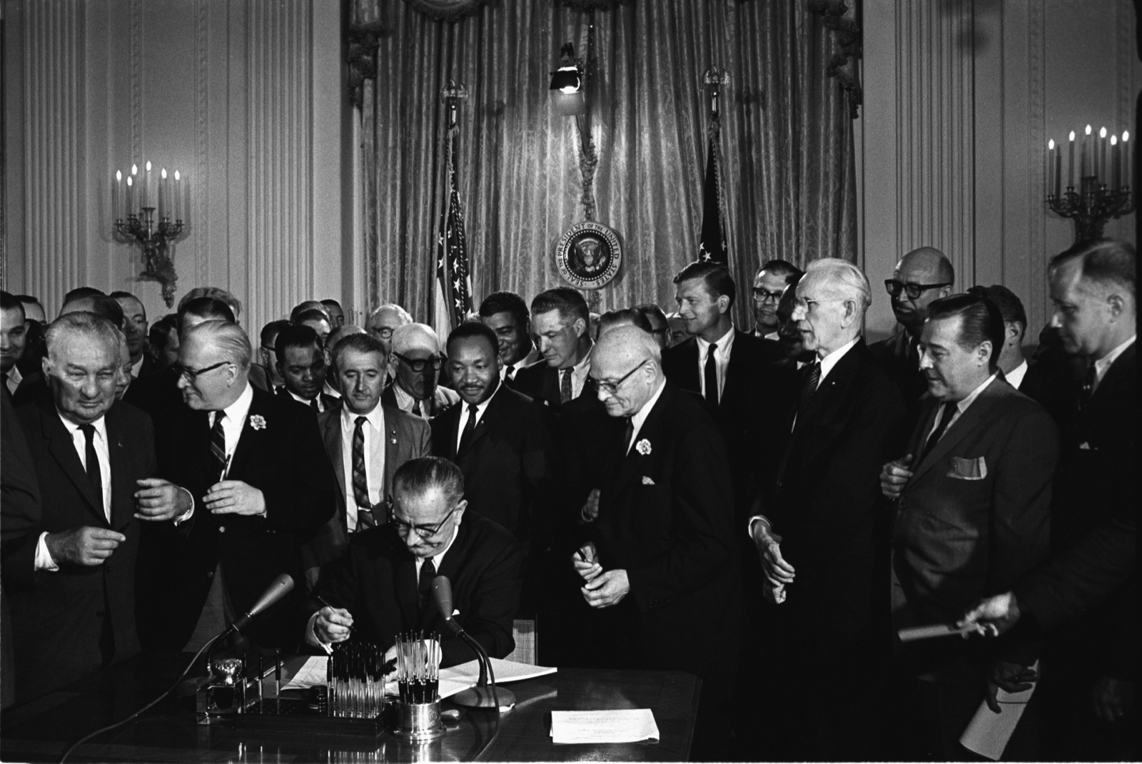 Präsident Lyndon B. Johnson unterzeichnet den Civil Rights Act am 2. Juli 1964 im Beisein von Martin Luther King Jr.