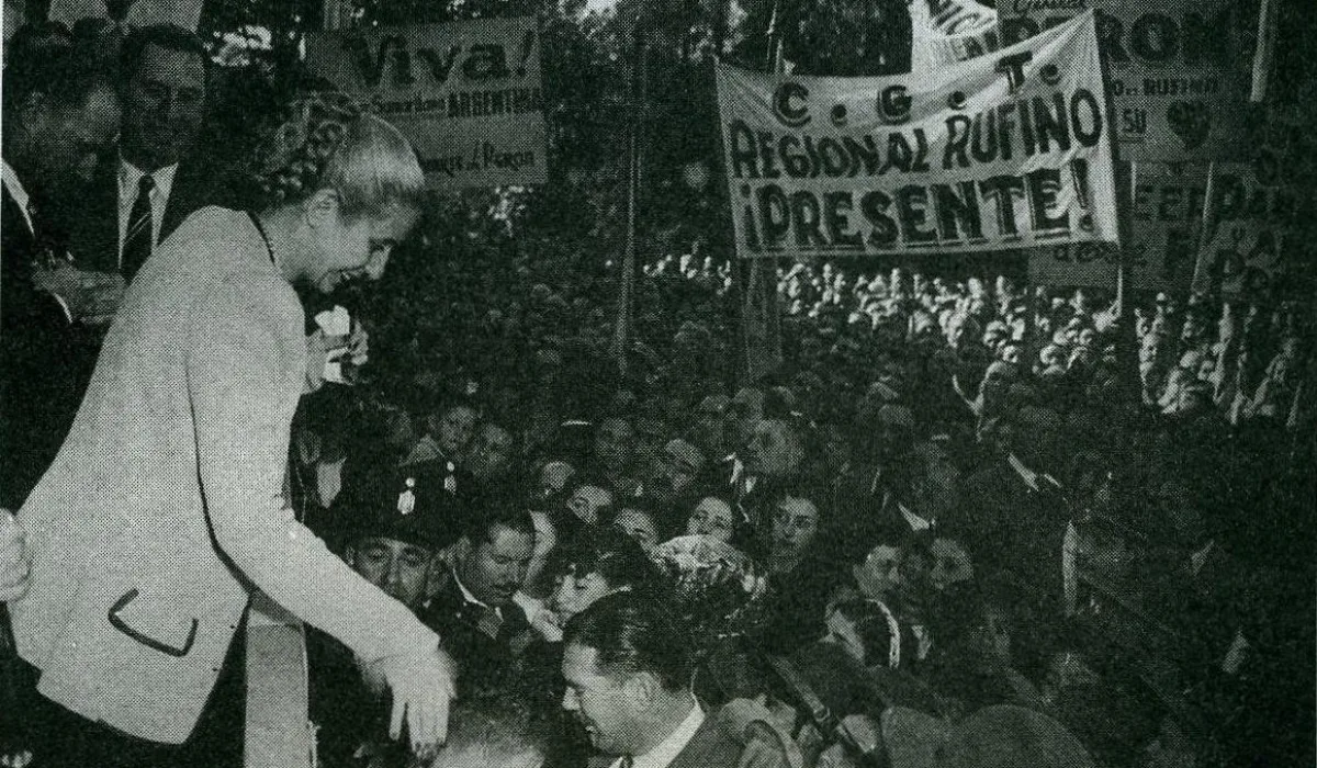 Eva Perón (Eva Duarte) bei einer Kundgebung