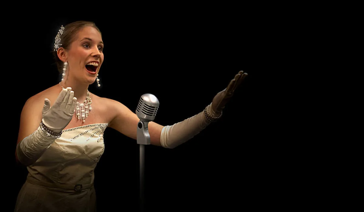 Evita-Darstellerin in der klassischen »Don’t Cry for Me, Argentina«-Pose