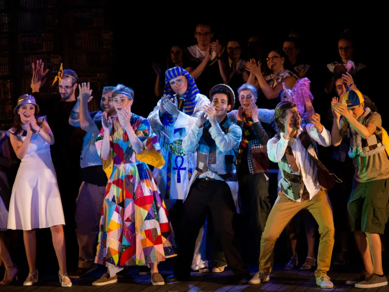 Das Ensemble von »Joseph and the Amazing Technicolor Dreamcoat« (2019) beim Finale auf der Bühne